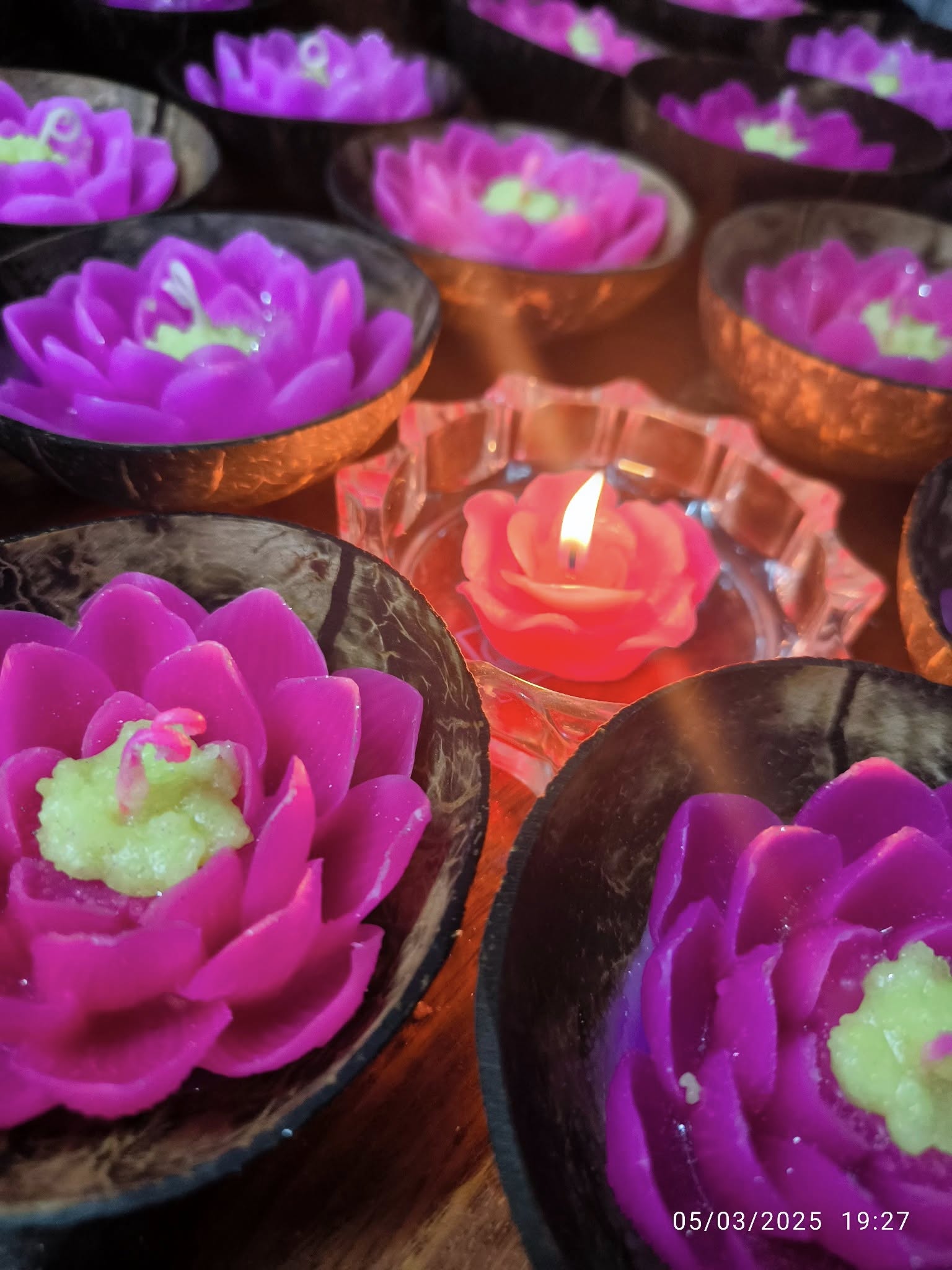 เทียนหอมปภาวดี "เทียนหอมดอกบัวในกะลา" สุดยอดผลิตภัณฑ์ OTOP เด่นจังหวัดอุบลราชธานี Provlncial Star OTOP:POS ปี 2568 สนใจสั่งซื้อได้ ผ่านแอปฯ “Click ชุมชน"