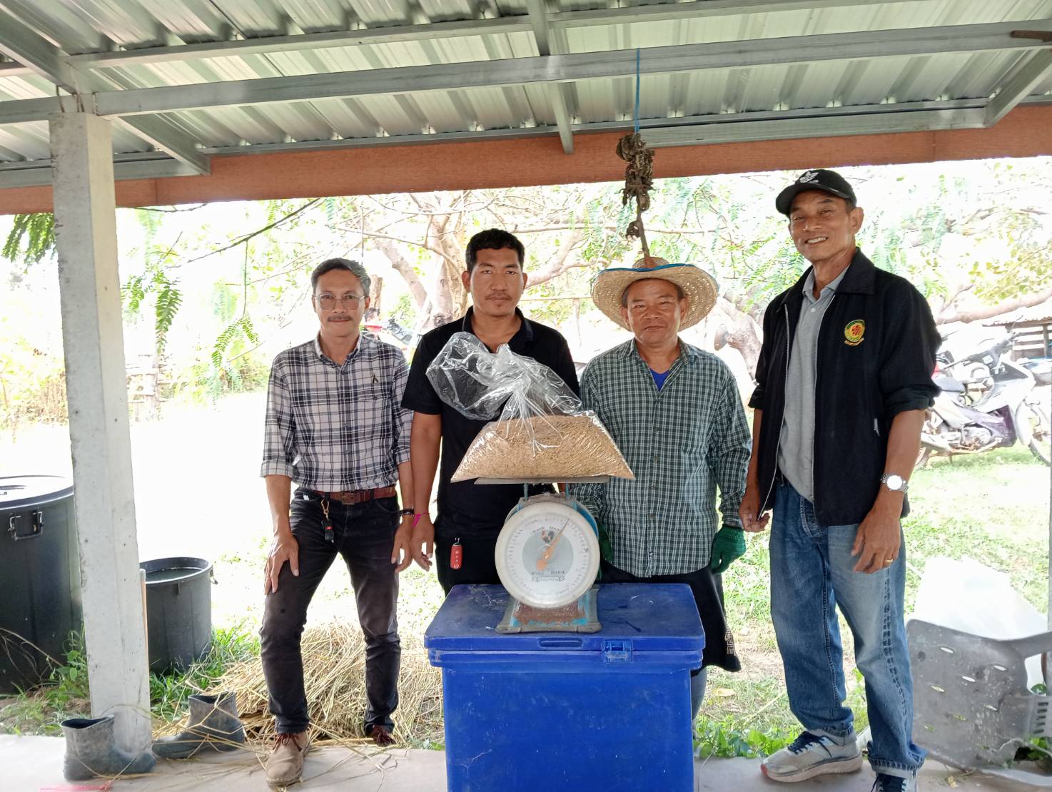 พช.เหล่าเสือโก้ก ร่วมวัดผลผลิตข้าวนาปี และติดตามโคกหนองนาพัฒนาชุมชน