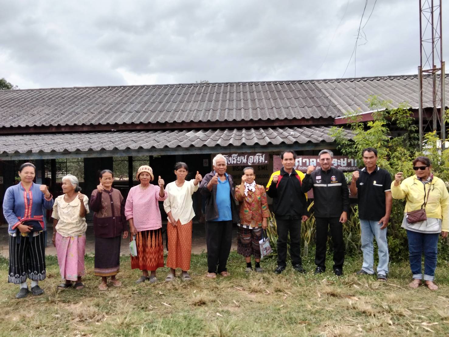 พช.เหล่าเสือโก้ก ลงพื้นที่ติดตามสนับสนุนโครงการแก้ไขปัญหาความยากจน (กข.คจ.)