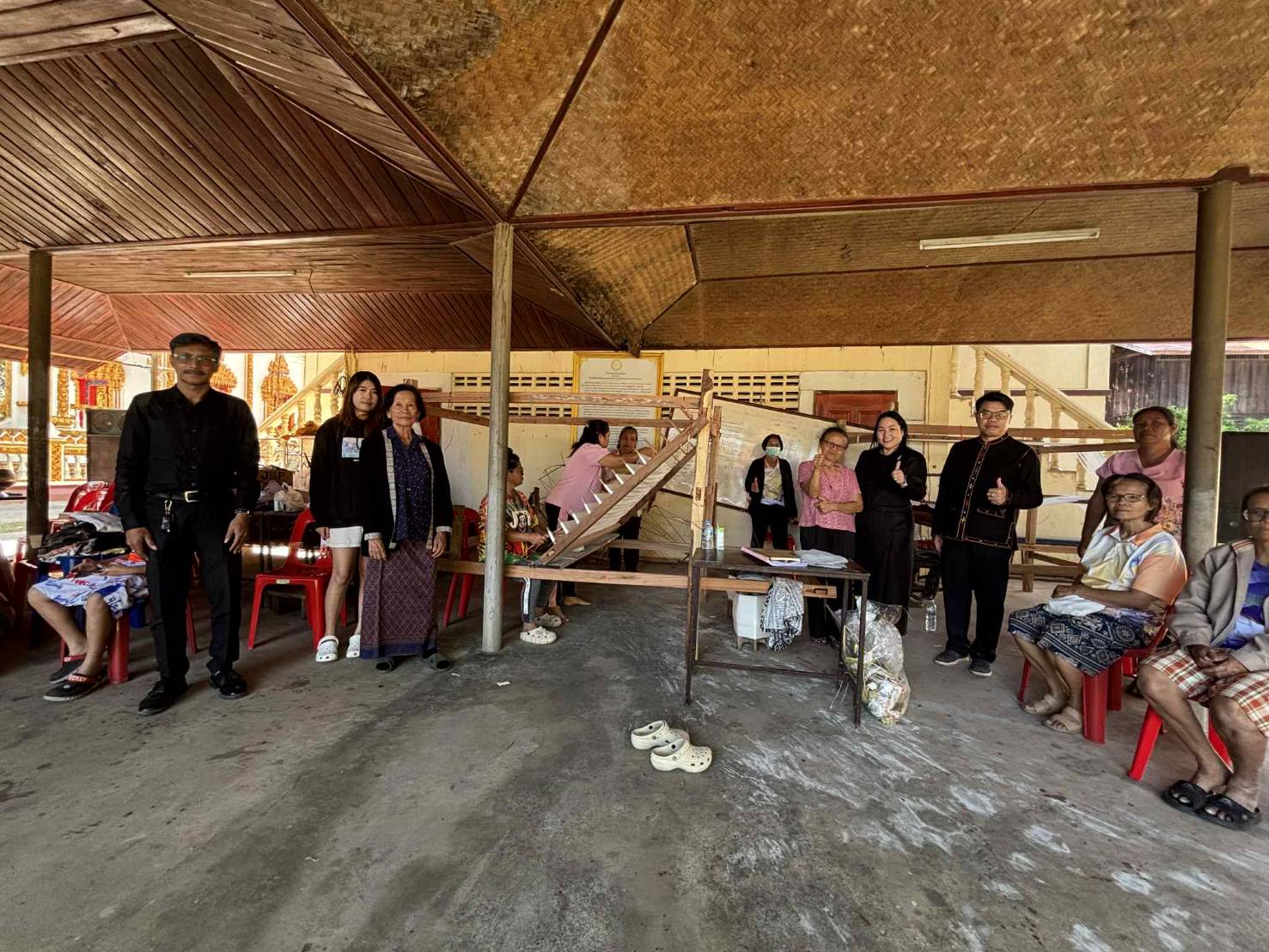 พช.เหล่าเสือโก้ก  ลงพื้นที่ติดตามให้กำลังใจสตรีผู้ร่วมกิจกรรมการฝึกอบรมการอาชีพทอผ้า