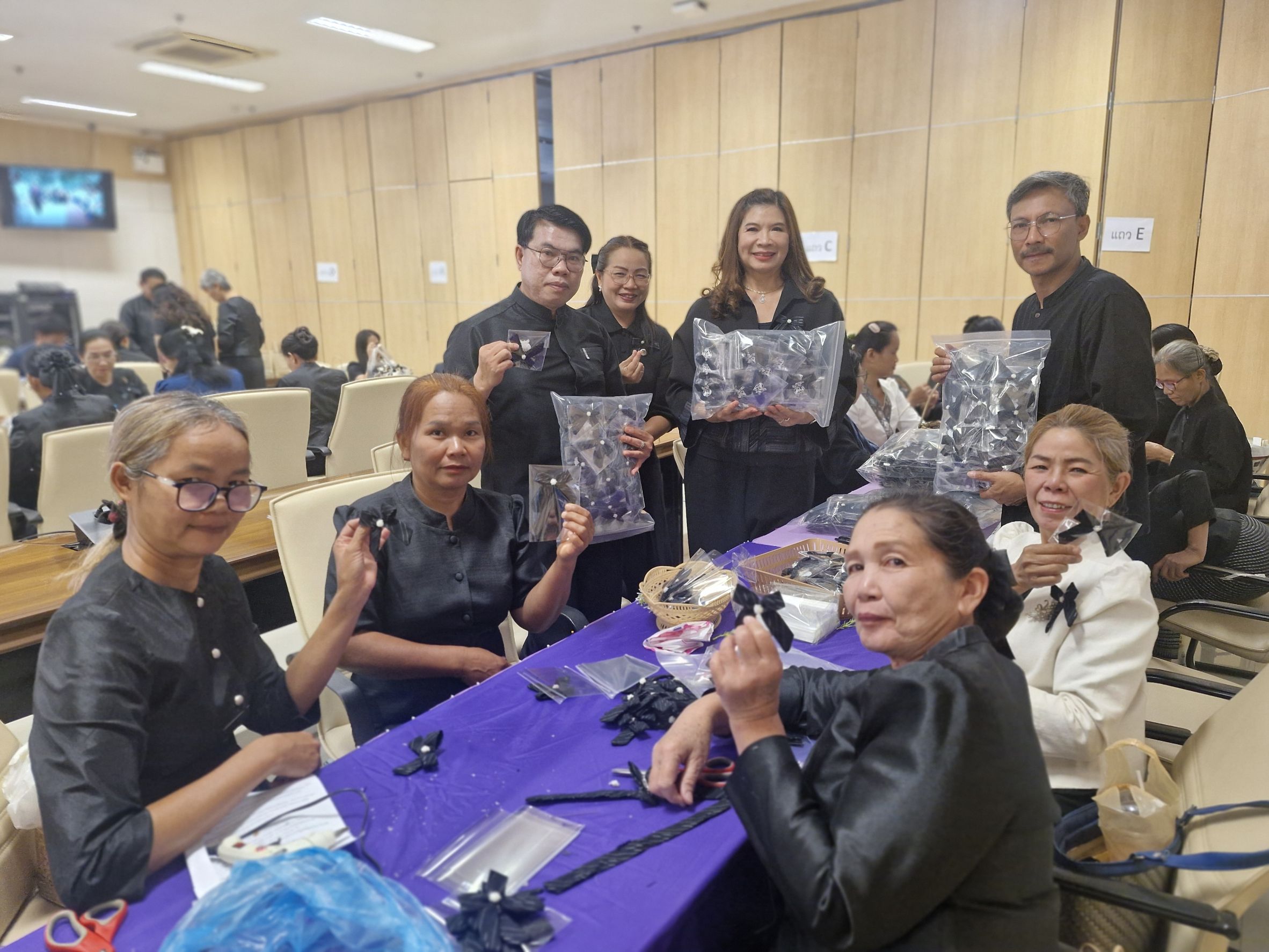 พช.เหล่าเสือโก้ก  ร่วมกับคณะกรรมการพัฒนาสตรีอำเภอเหล่าเสือโก้ก ดำเนินกิจกรรมประดิษฐ์ริบบิ้นไว้อาลัยจาก "ผ้ากาบบัว" ผ้าอัตลักษณ์จังหวัดอุบลราชธานี เพื่อน้อมรำลึกในพระมหากรุณาธิคุณสมเด็จพระนางเจ้าสิริกิติ์ พระบรมราชินีนาถ พระบรมราชชนนีพันปีหลวง