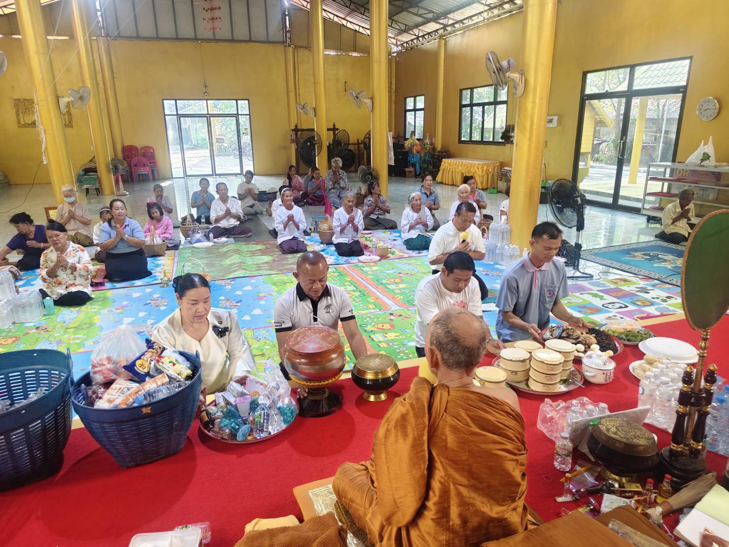 พช.เหล่าเสือโก้ก  ร่วมพิธีทำบุญตักบาตรเนื่องในวันพระ เพื่อดำเนินการขับเคลื่อนบทบาทเกื้อหนุนระหว่างวัดชุมชนและราชการในการพัฒนาคุณภาพชีวิตของประชาชนให้มีความสุขอย่างยั่งยืน จังหวัดอุบลราชธานี