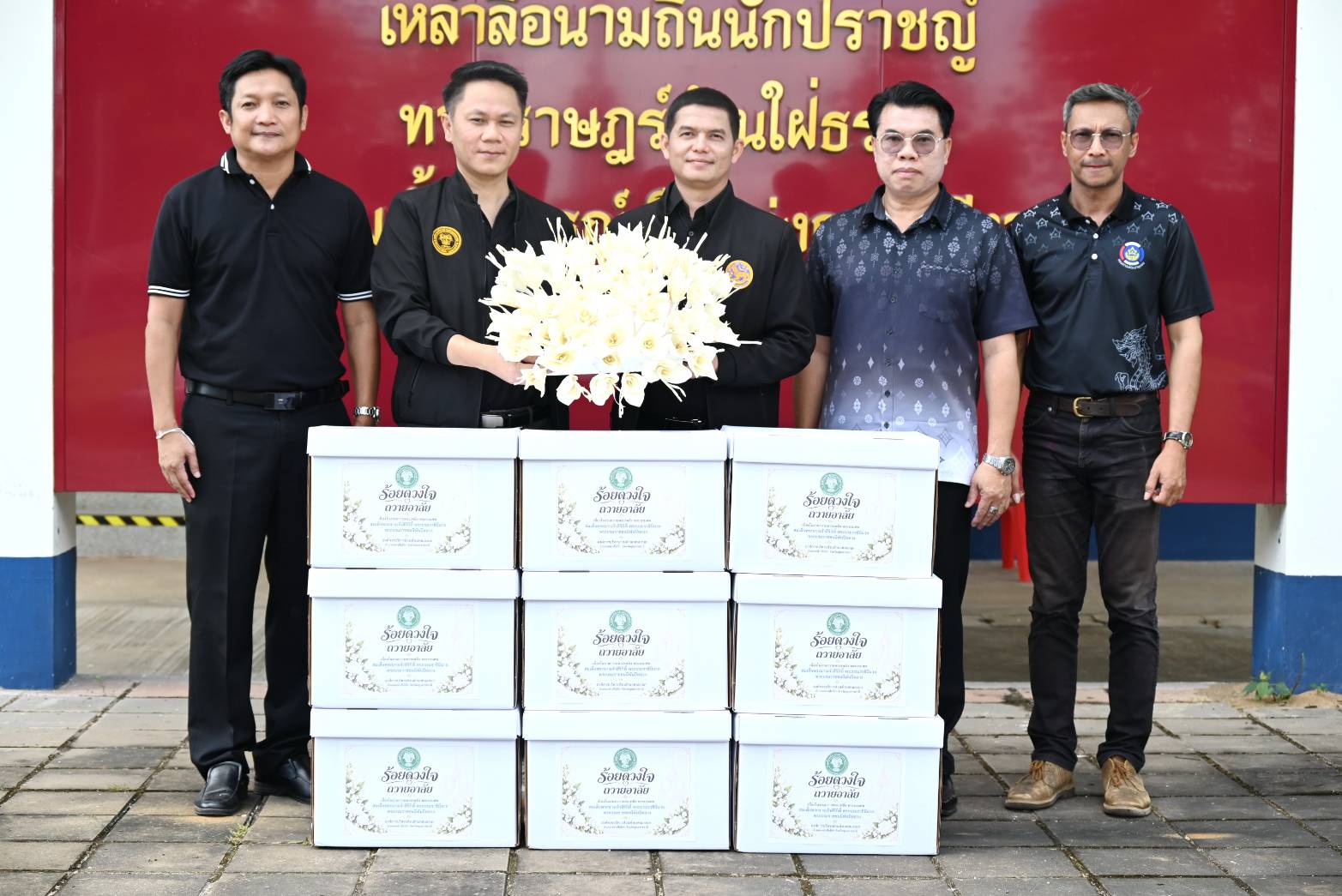 พช.เหล่าเสือโก้ก  รับมอบดอกไม้จันทน์ จากองค์กรปกครองส่วนท้องถิ่นในพื้นที่เพื่อใช้ในพระราชพิธีถวายพระเพลิงพระบรมศพ สมเด็จพระนางเจ้าสิริกิติ์ พระบรมราชินีนาถ พระบรมราชชนนีพันปีหลวง