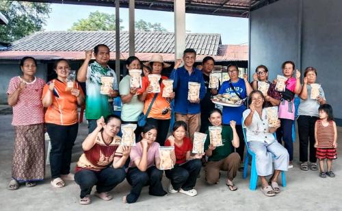 พช.เหล่าเสือโก้ก  “พาทำ” ชวนกลุ่มออมทรัพย์ฯ บ้านดอนกลอย แปรรูปผลผลิตฟักทองในพื้นที่ เป็น “ข้าวเกรียบฟักทอง” ช่วยเพิ่มมูลค่าแก้ปัญหาผลผลิตราคาตกต่ำ
