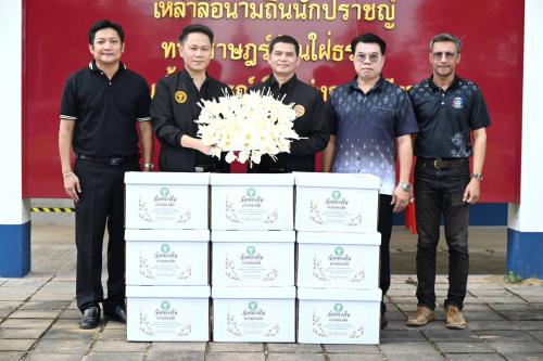 พช.เหล่าเสือโก้ก  รับมอบดอกไม้จันทน์ จากองค์กรปกครองส่วนท้องถิ่นในพื้นที่เพื่อใช้ในพระราชพิธีถวายพระเพลิงพระบรมศพ สมเด็จพระนางเจ้าสิริกิติ์ พระบรมราชินีนาถ พระบรมราชชนนีพันปีหลวง