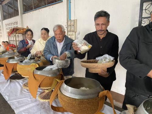 พช.เหล่าเสือโก้ก  ร่วมพิธีทำบุญตักบาตรเนื่องในวันพระ เพื่อดำเนินการขับเคลื่อนบทบาทเกื้อหนุนระหว่างวัดชุมชนและราชการในการพัฒนาคุณภาพชีวิตของประชาชนให้มีความสุขอย่างยั่งยืน จังหวัดอุบลราชธานี